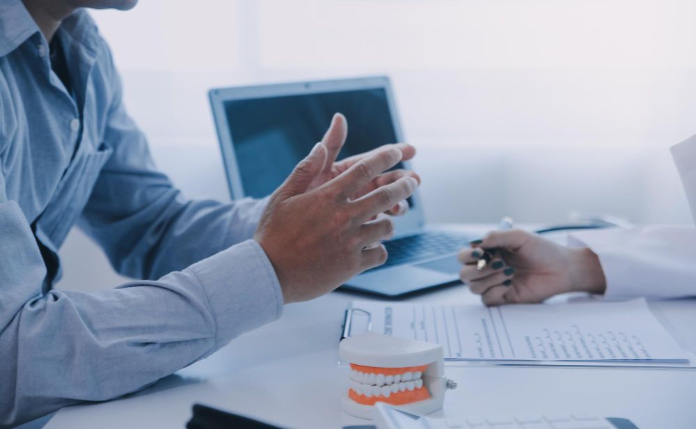 Profissionais em ambiente de trabalho durante o expediente
